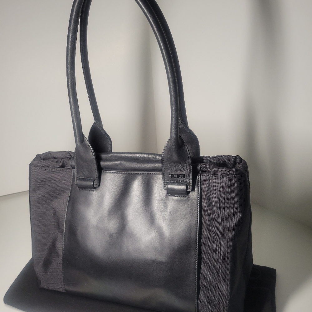 Tumi RFID Lined Leather & Nylon Purse Model # 32605DT